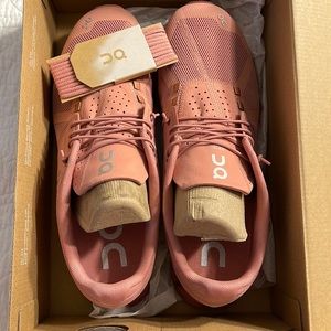 On Cloud Monochrome, women